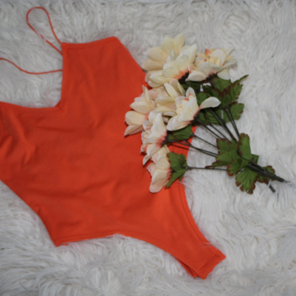 Spaghetti strap crossover bodysuit - Picture 3 of 8